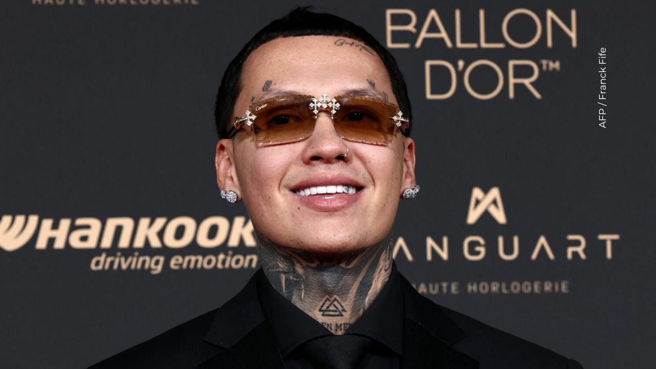 Blessd posa a su llegada antes de la ceremonia de entrega de premios del Balón de Oro 2025 de France Football en el Teatro du Chatelet.