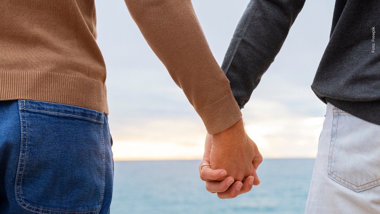 Reconocido cantante confirmaría su relación con un modelo tras romántica foto que salió a la luz