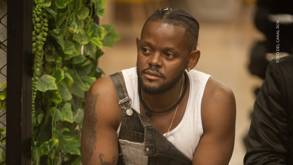 Maiker Smith recibió el reconocimiento de “mueble de oro” de La casa de los famosos; ¡así reaccionó! Maiker Smith recibió el reconocimiento de “mueble de oro” de La casa de los famosos; ¡así reaccionó!