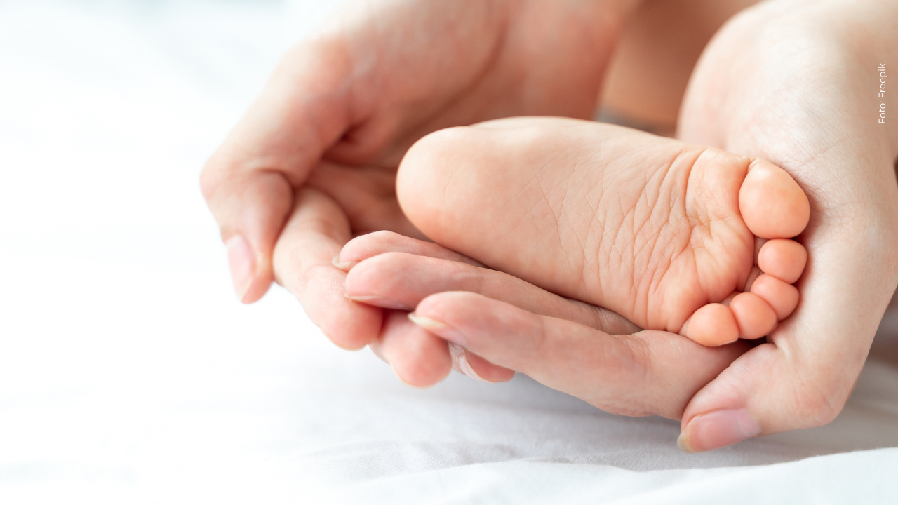 Reconocida periodista se convirtió en madre por primera vez con una futbolista: así lo anunciaron 