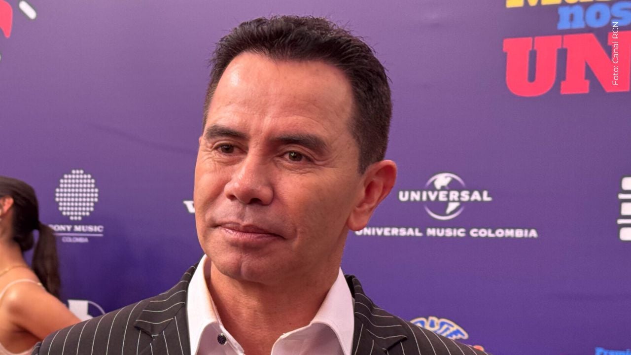 Johnny Rivera reacciona entre risas a la confusión de La Liendra y Dani Duke