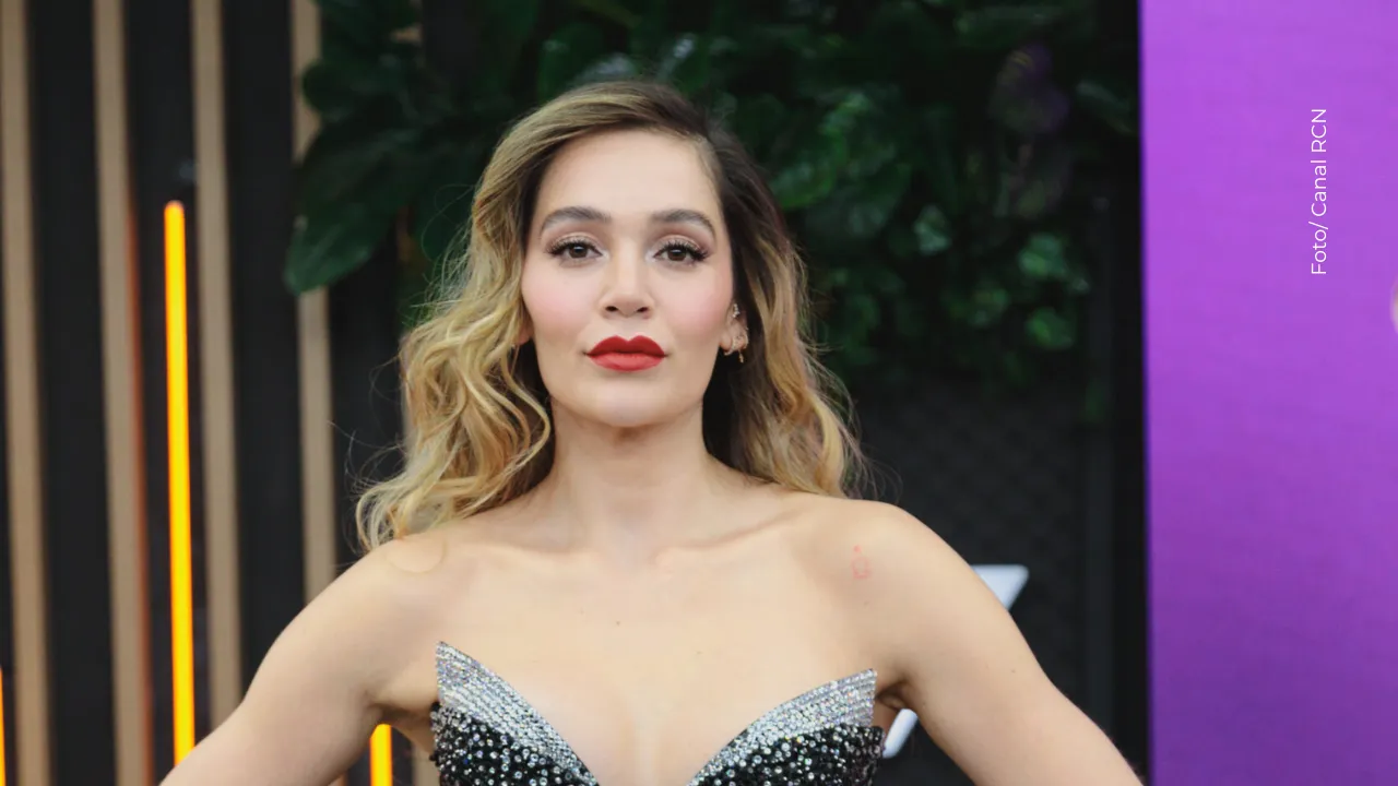 Lina Tejeiro comparte foto romántica con misterioso hombre.