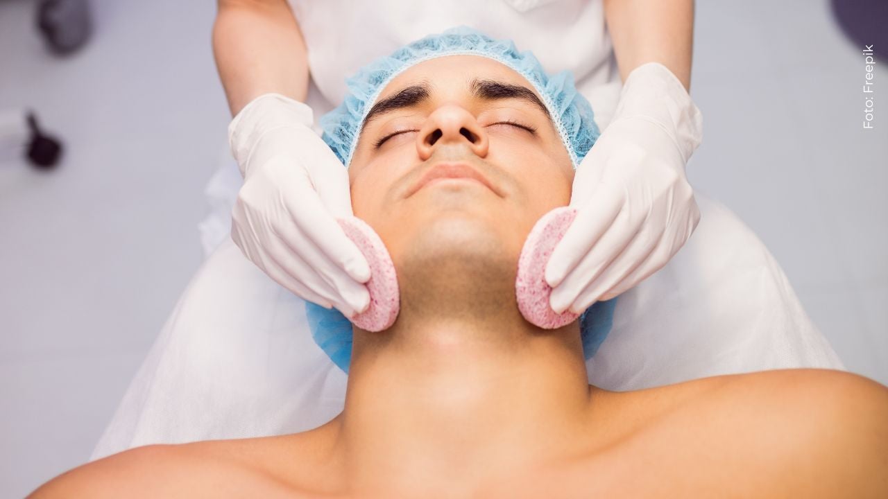 Reconocido influencer revela a sus fans cómo le quemaron el rostro en centro estético