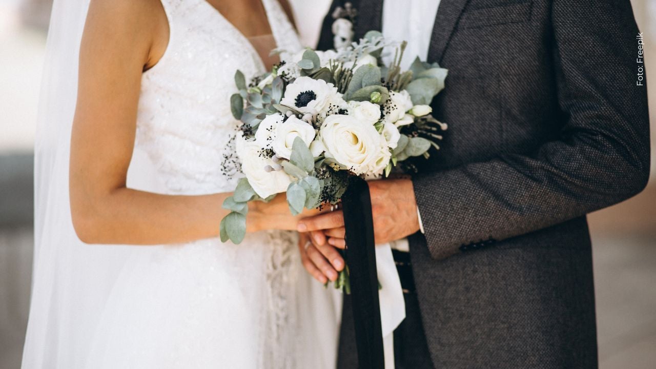 La razón por la que Jhonny Rivera llegó tarde a la boda con Jenny López