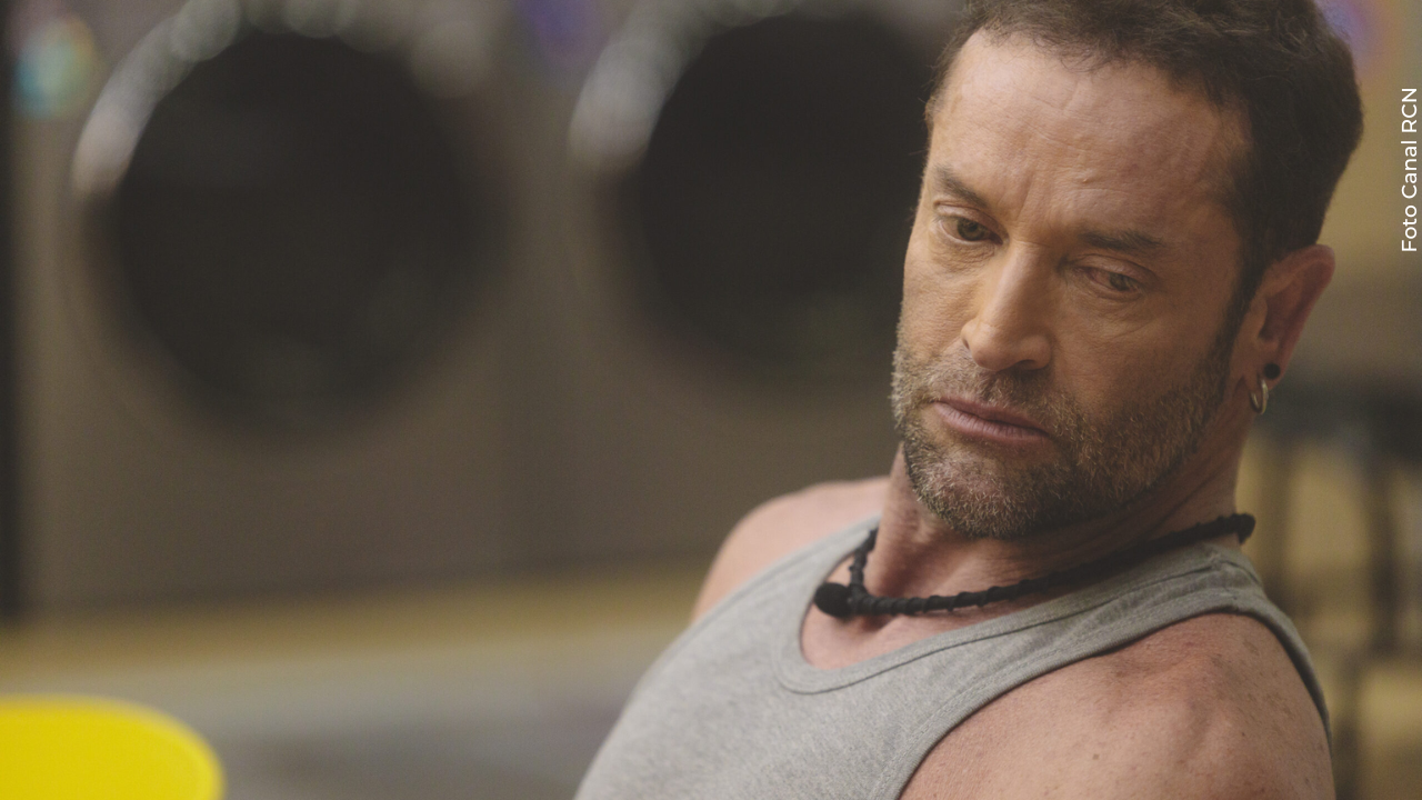 Naren Daryanani reaparece tras procedimiento facial.