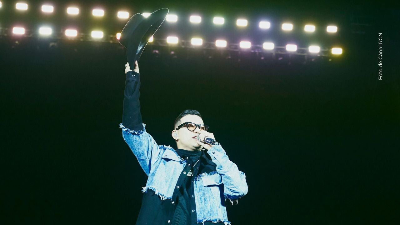 Cris Valencia sorprendió al cantar tema.