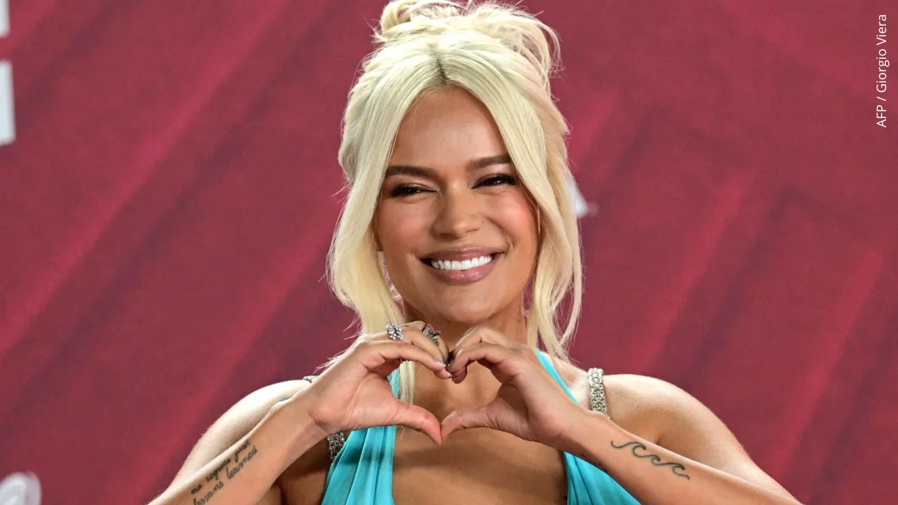 Karol G asiste a la 25.ª Entrega Anual de los Premios Grammy Latinos.
