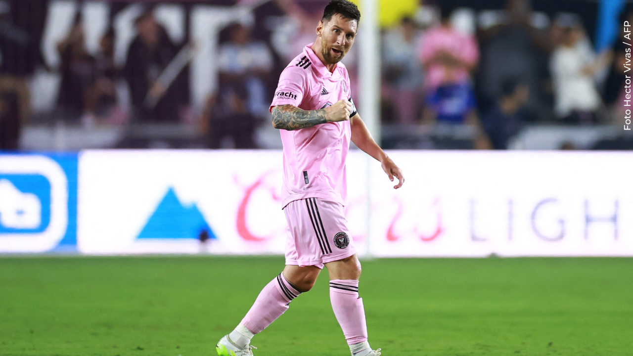 Messi termina en el suelo tras invasión de un hincha