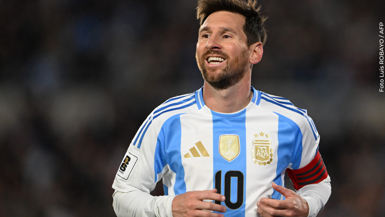 Messi es derribado por un hincha en pleno partido amistoso