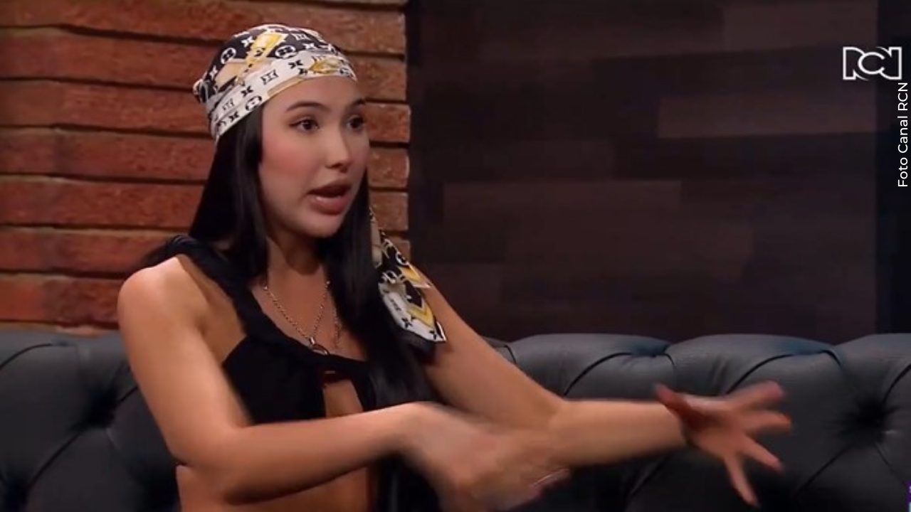 Aida Victoria muestra al hombre que paga los gastos de su hijo