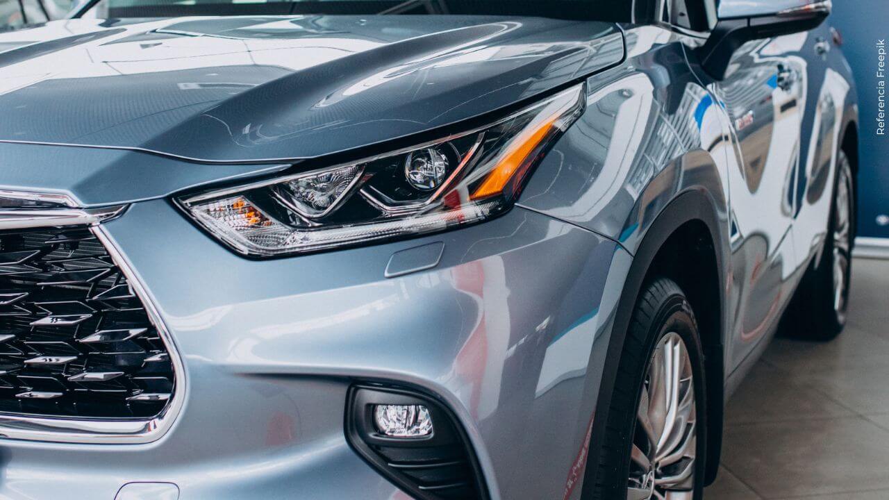 La mamá de Rafael Santos quedó feliz con su nuevo vehículo.