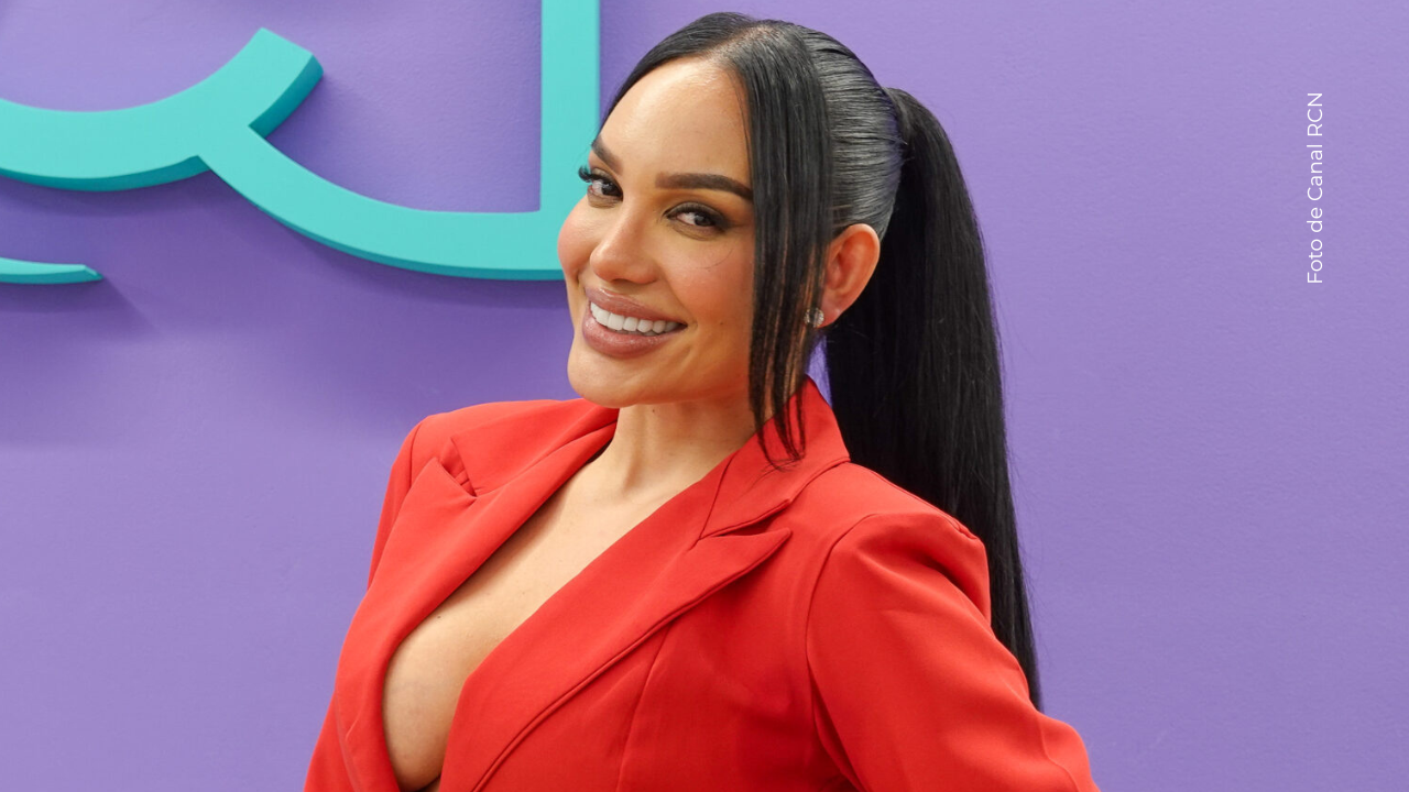 Andrea Valdirir posando a la cámara.