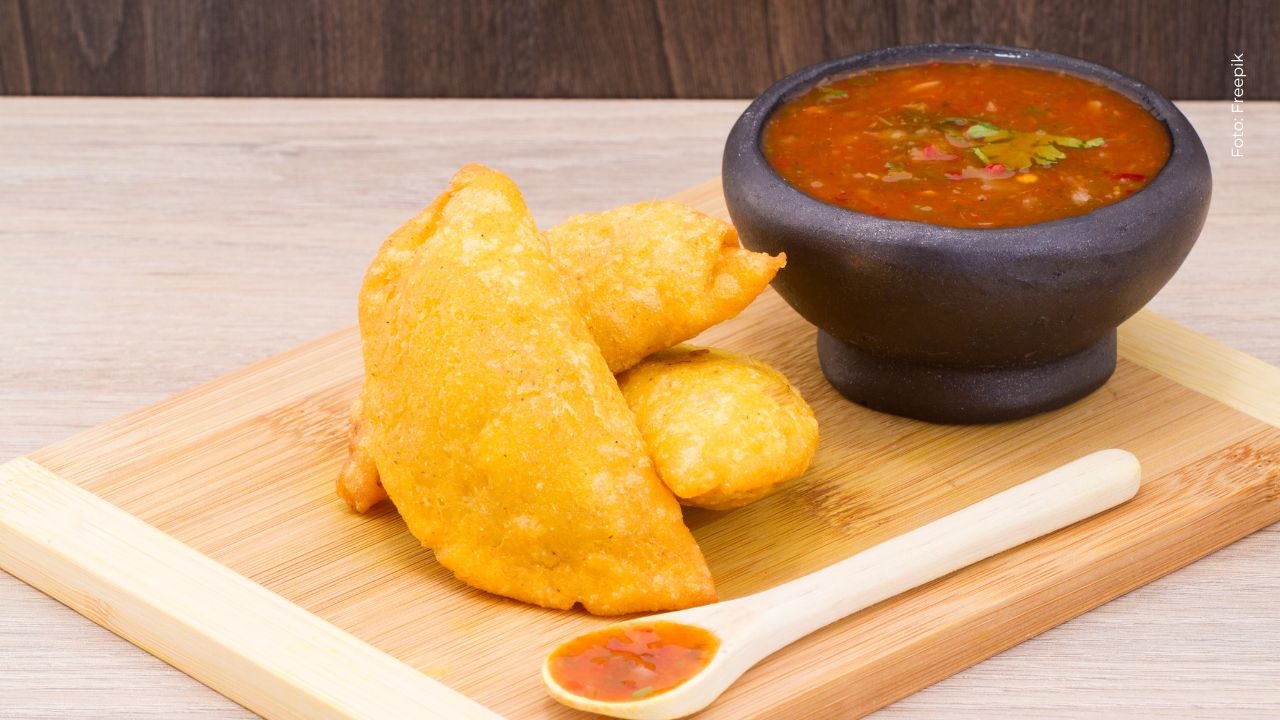 Jhon Alex Castaño es criticado por comer empanada en el lugar donde le probaban el vestido de cumpleaños a su hija