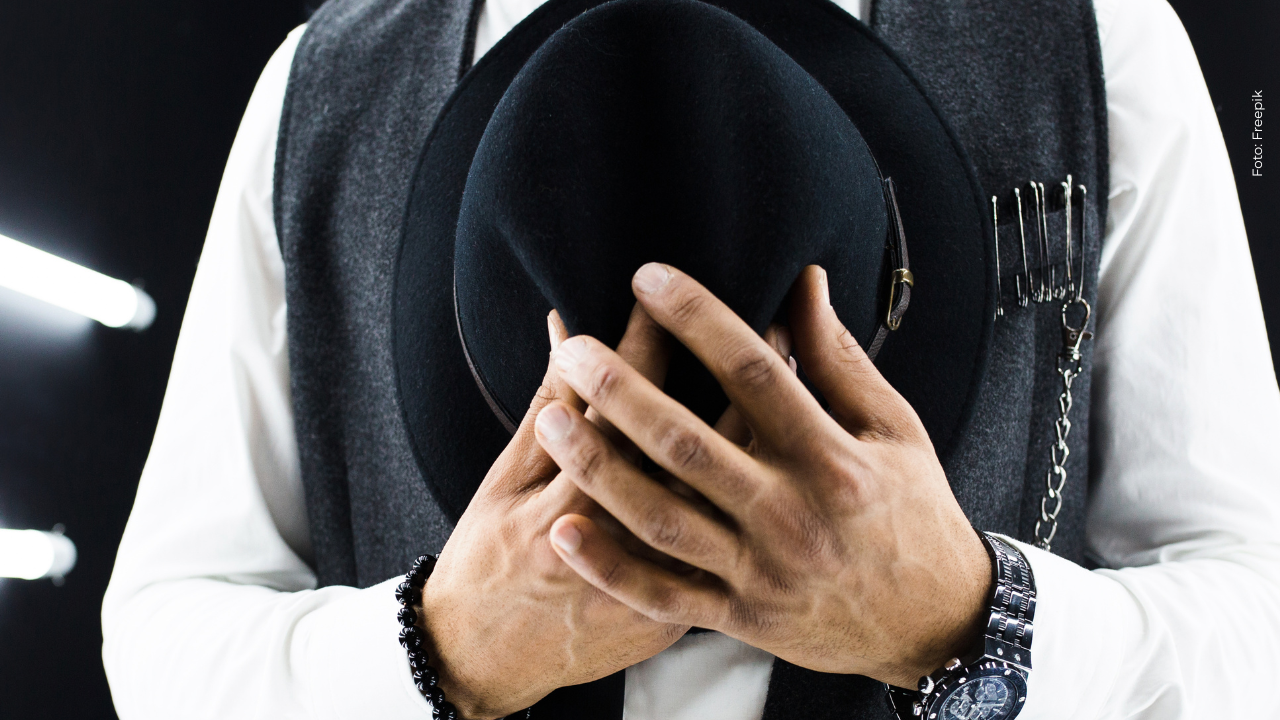 Esposa de reconocido cantante lo señaló por grave hecho y su banda lo suspendió temporalmente