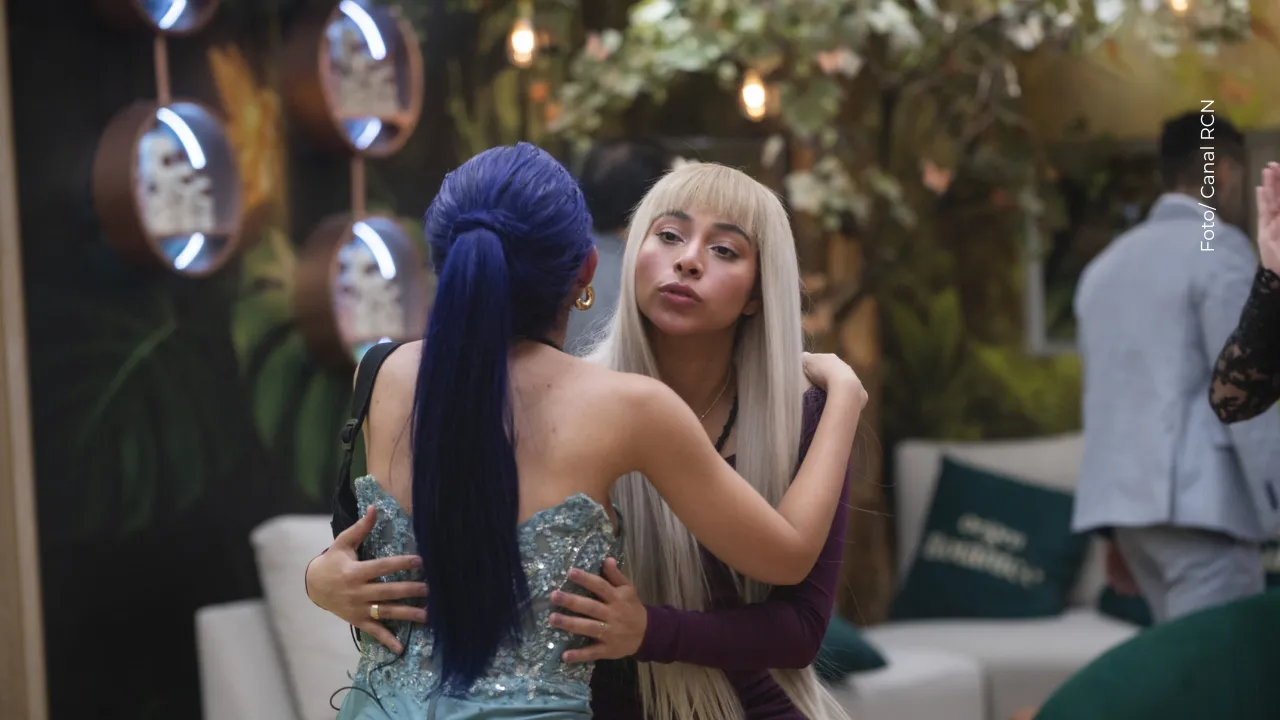 Karola y Alexa ponen en duda el romance de Eidevin y Mariana. 