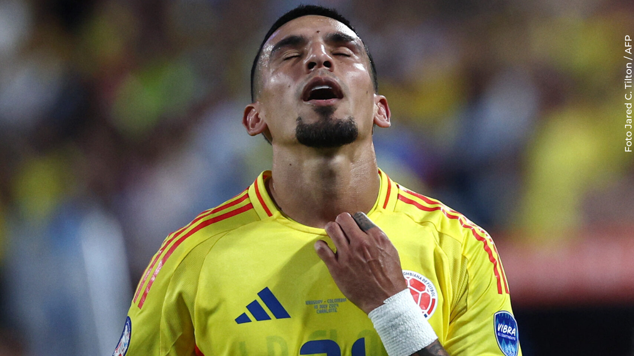 Daniel Muñoz se lesionó en partido de Premier League y esperan conocer la gravedad