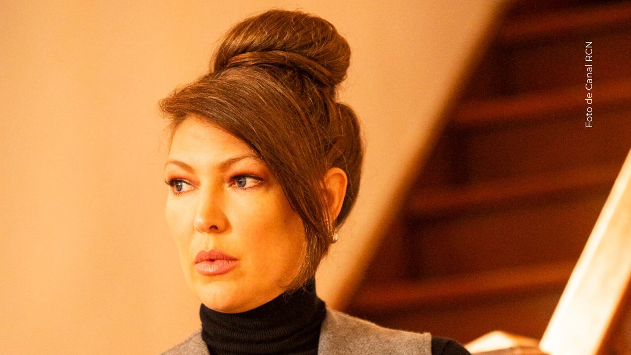 Natalia Durán en Rojo Carmesí.