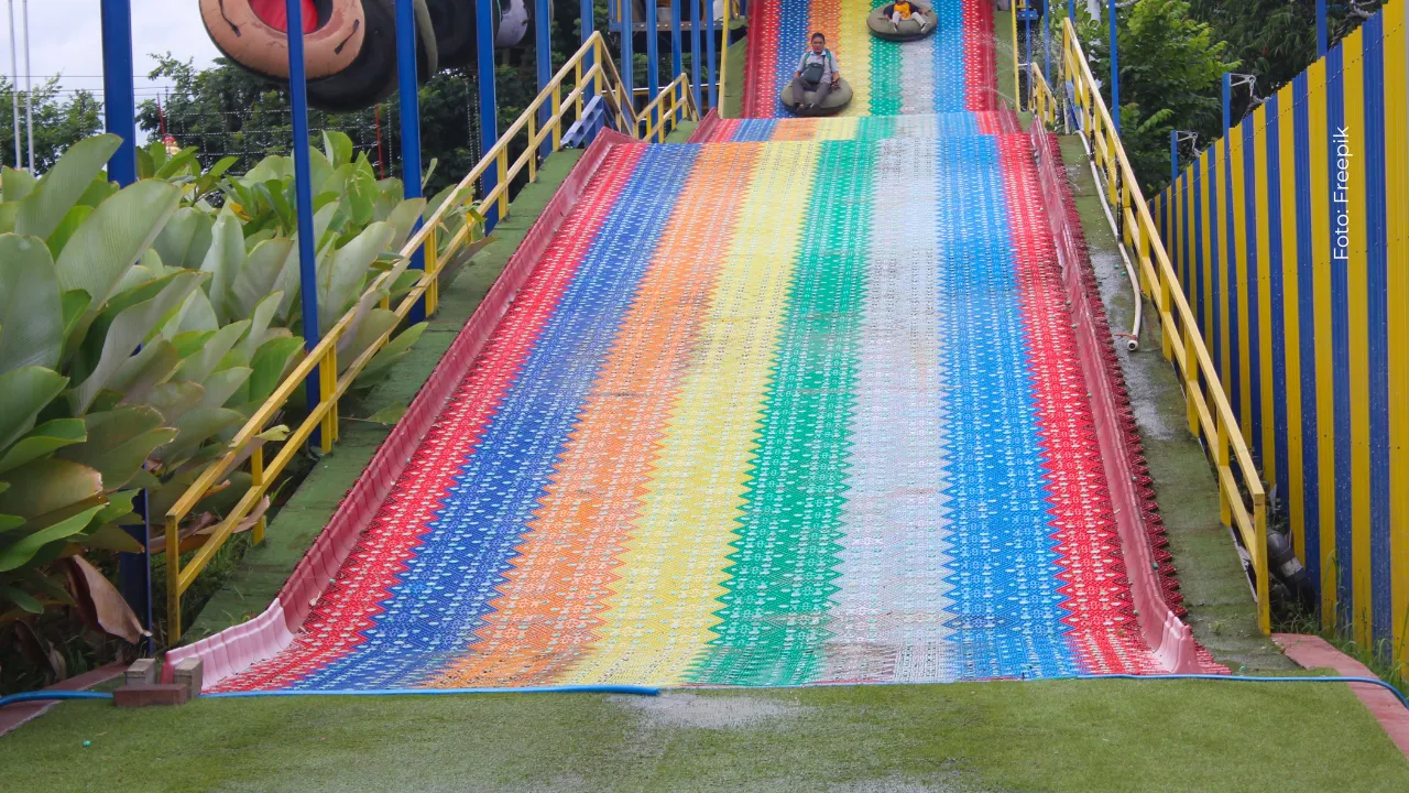 Mujer fallece tras caer de un tobogán en Santander