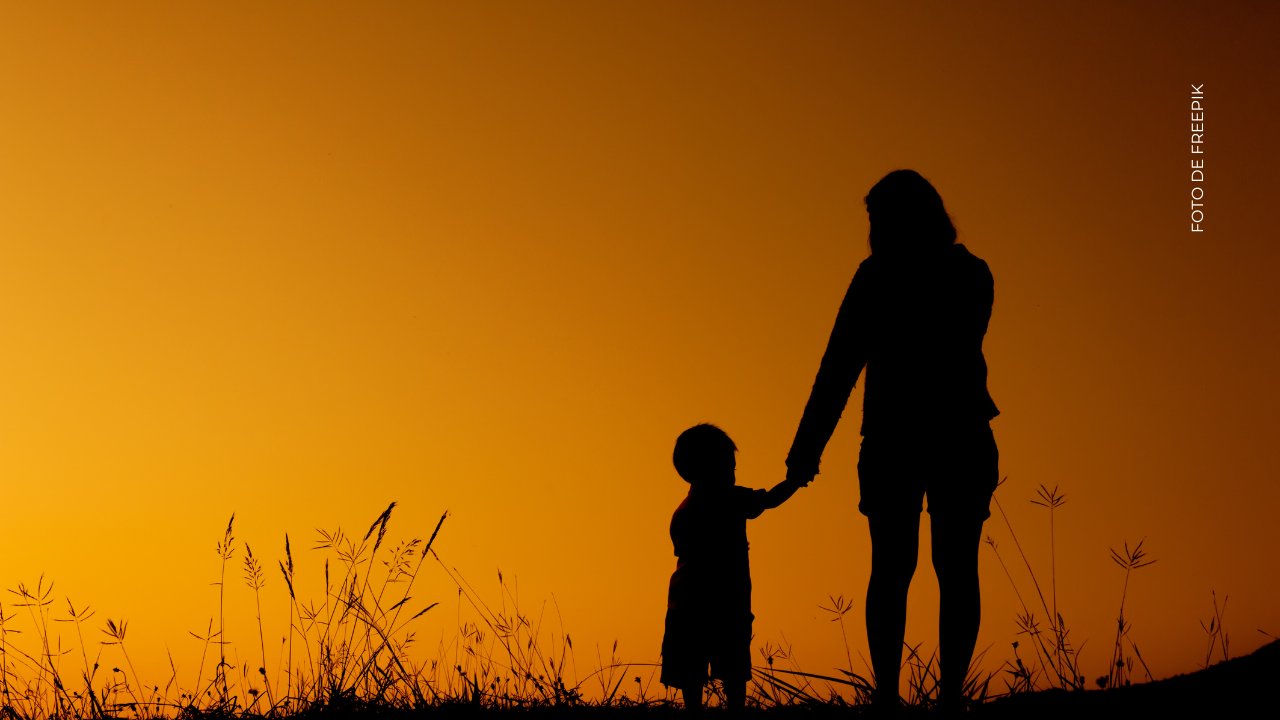 ¿Por qué Esperanza Gómez decidió no tener hijos biológicos?