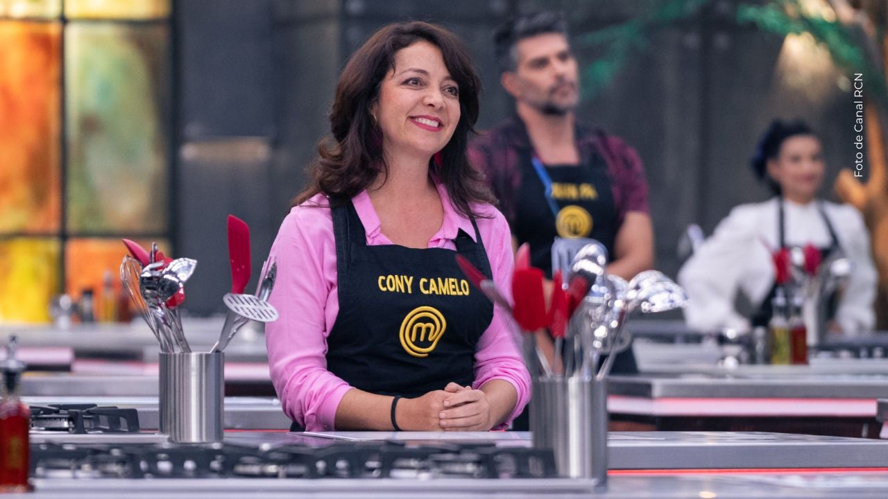 15 cantantes han estado en la cocina. 