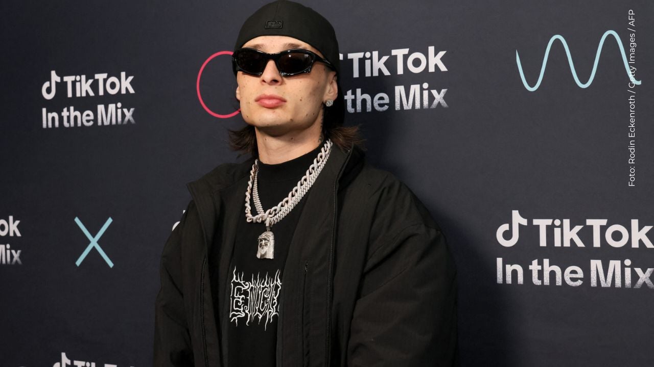 Peso Pluma es criticado en redes tras gesto con fan en partido de la NBA