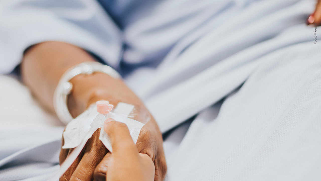 Famoso cantante colombiano causa preocupación tras aparatosas fotos en el hospital: ¿cómo luce?