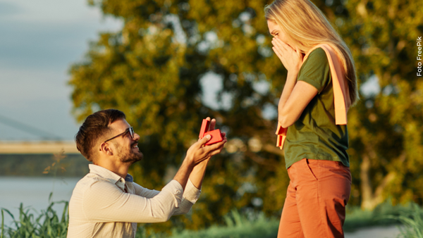 Presentadora de RCN recibe inesperada propuesta de matrimonio en pleno programa y dice que no | VIDEO