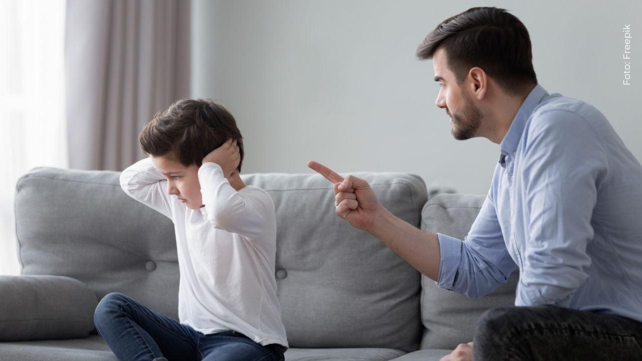 Padre se hace viral por reprender a su hijo a correazos por participar en piques