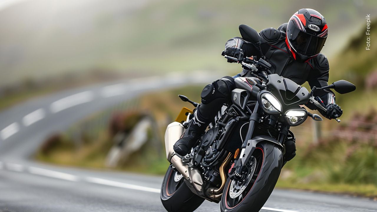 Padre reprende a su hijo a correazos y se hace viral