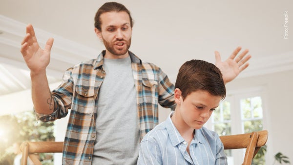 Video viral: Padre colombiano reprende a correazos a su hijo por participar en piques ilegales