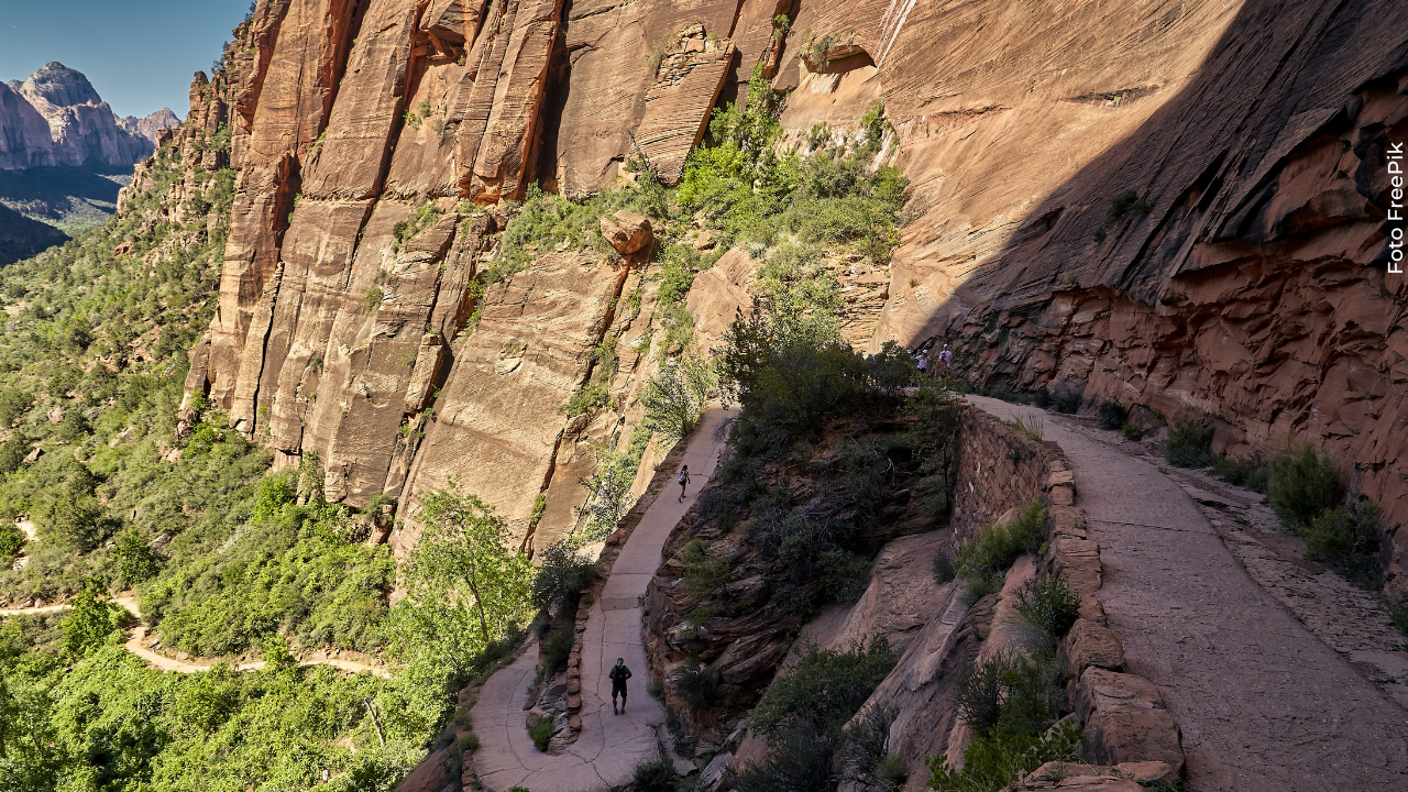 Ciclista sufrió aparatoso accidente y estuvo a punto de caer al vacío