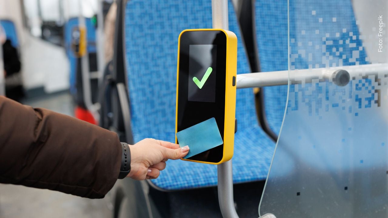 Joven bogotano se hace viral por usar una tarjeta gigante del SITP totalmente funcional