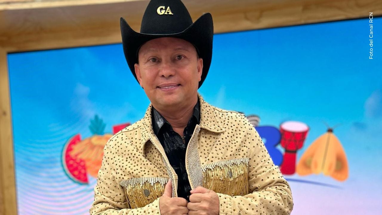 Giovanny Ayala apareció desde urgencias junto a su mamá.