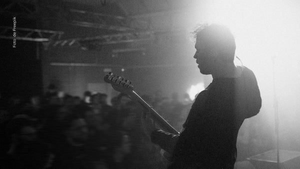 Reconocido cantante popular emociona al celebrar sus bodas de plata; ¿de quién se trata?