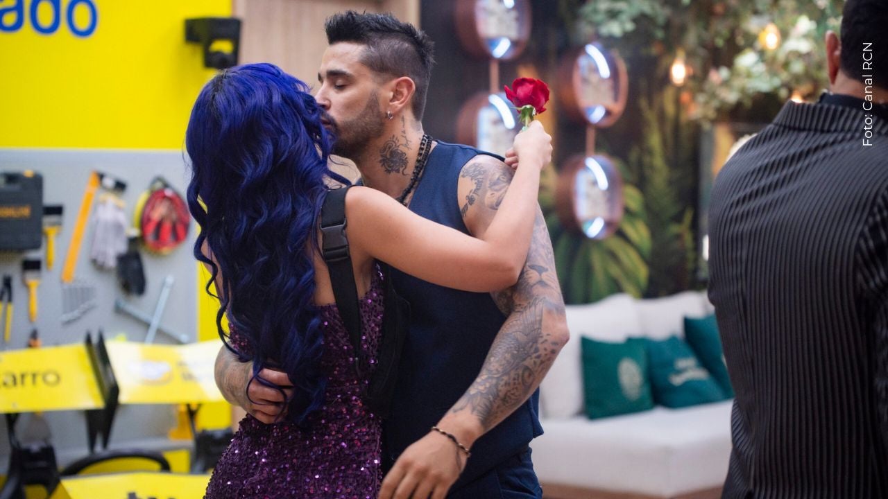 Alexa Torrex y Tebi Bernal se dan un beso en La casa de los famosos Colombia