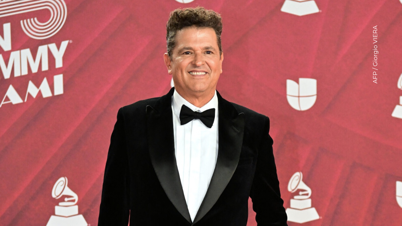 Carlos Vives asiste a la 25ª edición de los Premios Grammy Latinos en el Centro Kaseya.