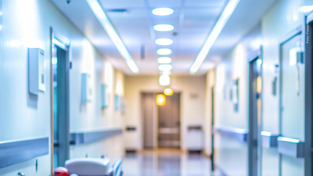 Reconocido actor causa preocupación tras caer de un tercer piso y ser hospitalizado de urgencia