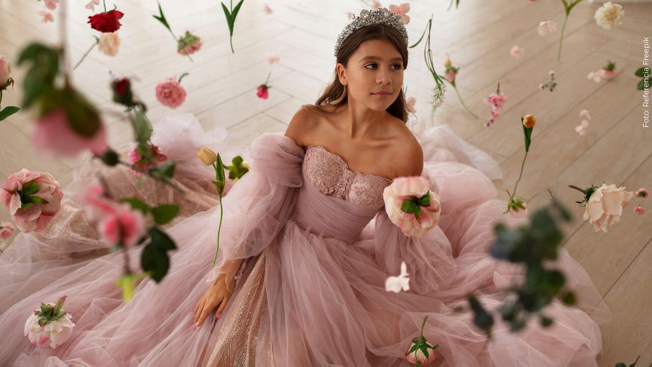 La fiesta de 15 años de la hija de Andrea Valdiri ha dado de qué hablar en redes sociales.