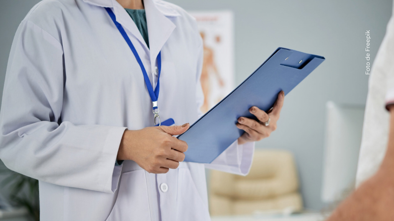 Médico en un consultorio.