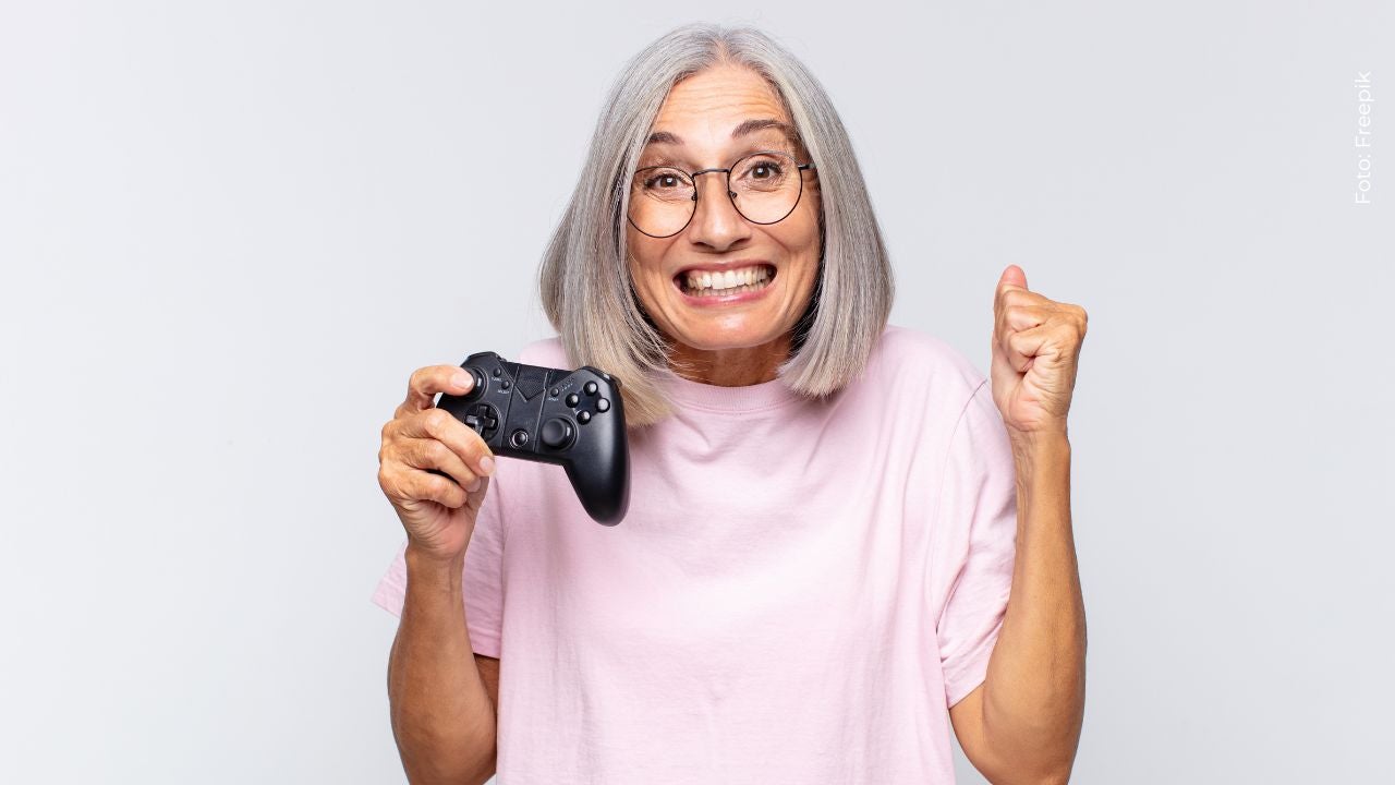 Abuela de 81 años se hace viral por jugar Minecraft para salvar a su nieto