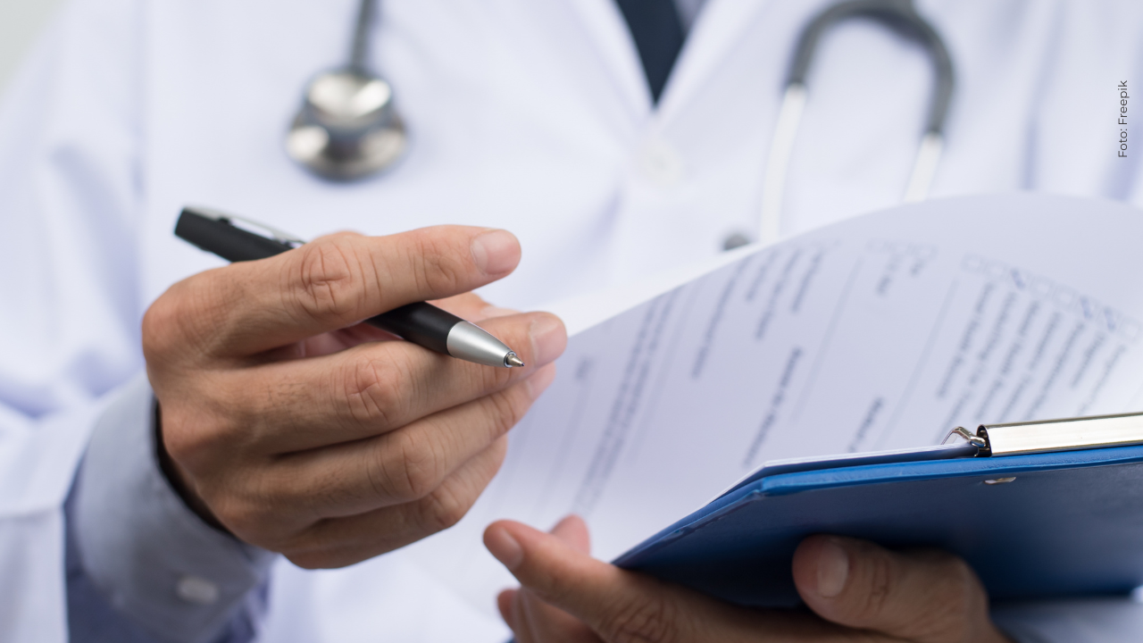 Reconocido guionista colombiano causa preocupación por su estado de salud: así reaccionaron famosos