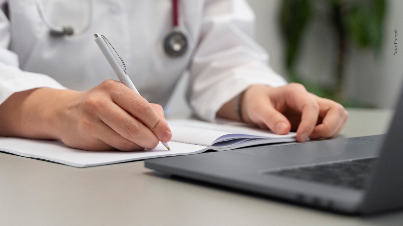 Reconocido guionista colombiano causa preocupación por su estado de salud: así reaccionaron famosos