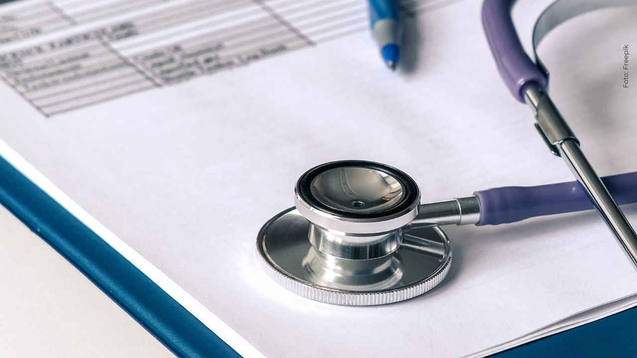 Reconocido guionista colombiano causa preocupación por su estado de salud: así reaccionaron famosos