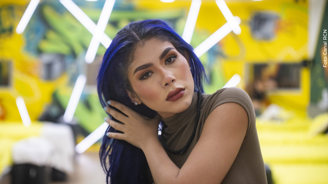 Alexa Torrex rompe en llanto por perder color morado de su pelo