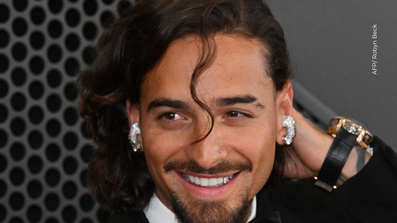 Cantantes le lanzan piropos a Maluma en pleno en vivo