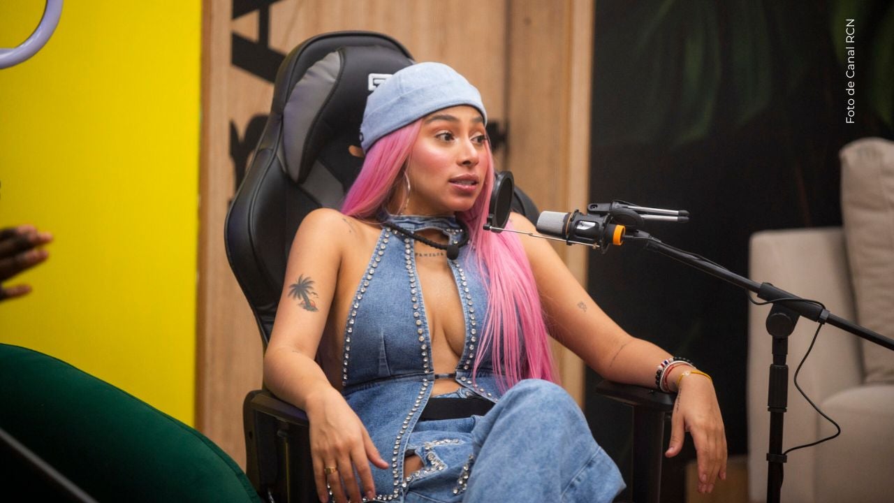 Karola trata de inútil a Mariana Zapata. 