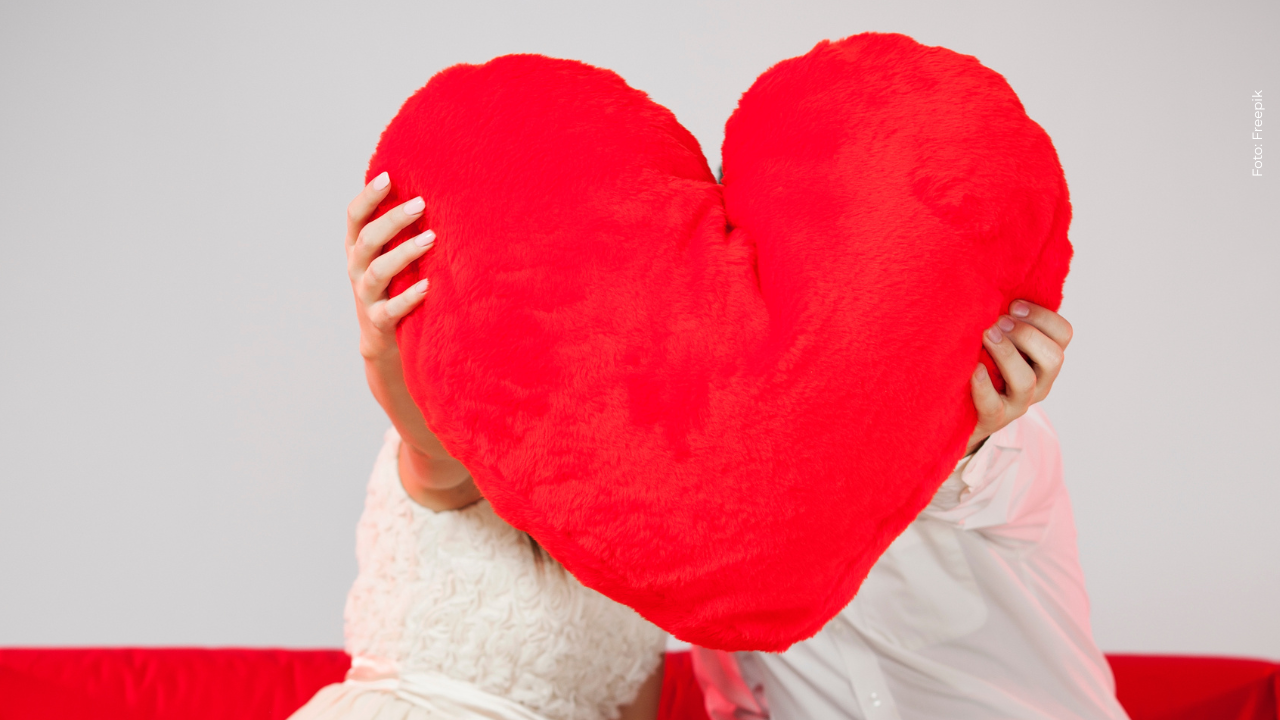 Reconocido actor confirmó su nueva relación con romántica fotografía: ¿quién es?