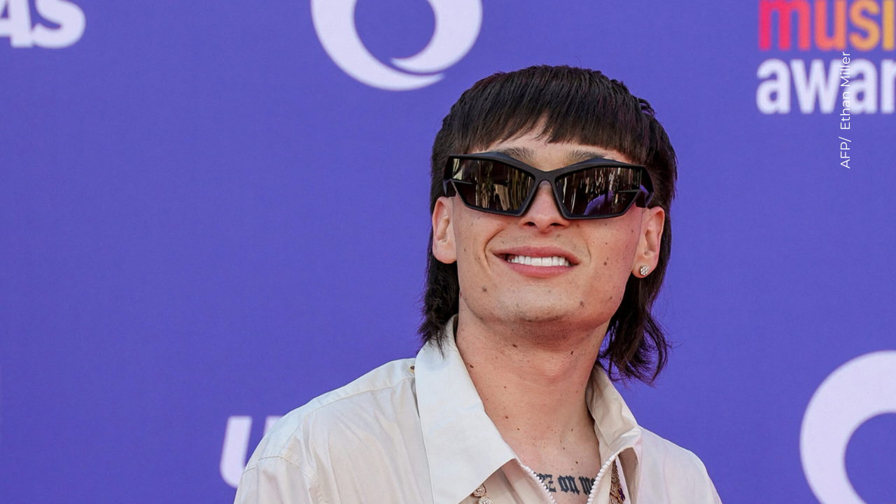 Famoso cantante preocupa a sus fans tras impactante momento en concierto.