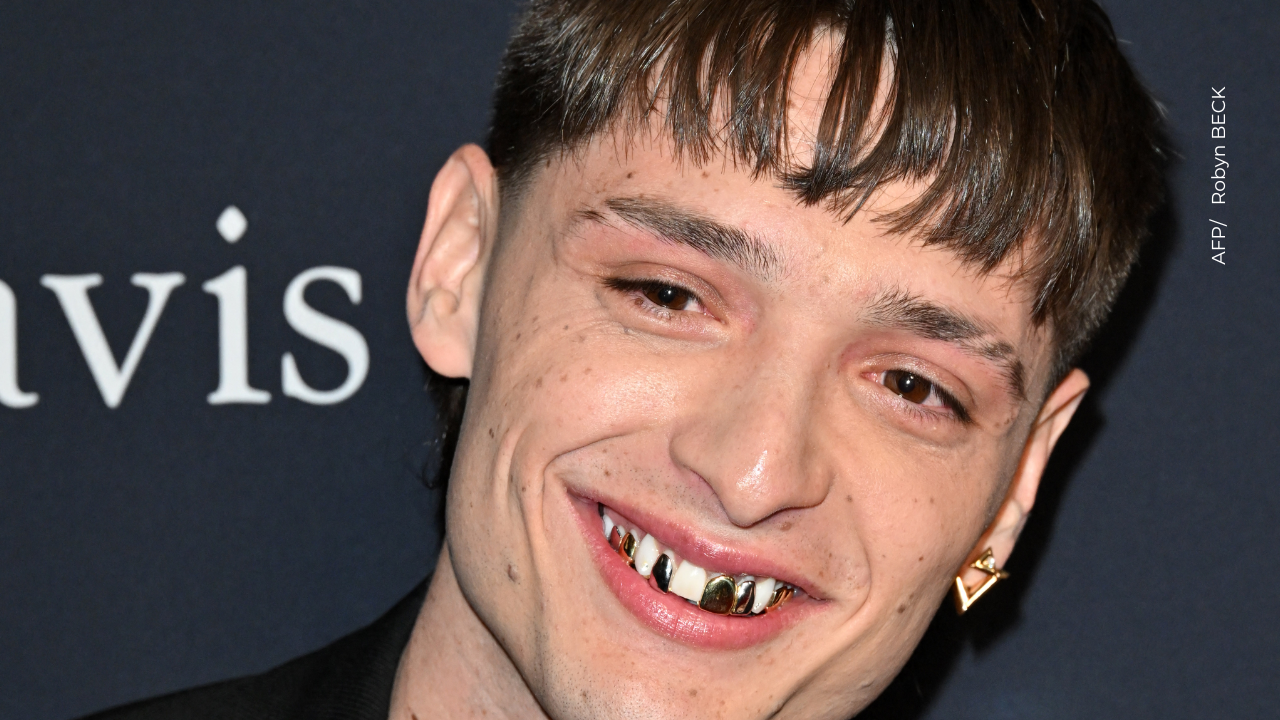 Peso Pluma causa polémica tras video viral en pleno show Peso Pluma genera preocupación por extraño comportamiento en tarima