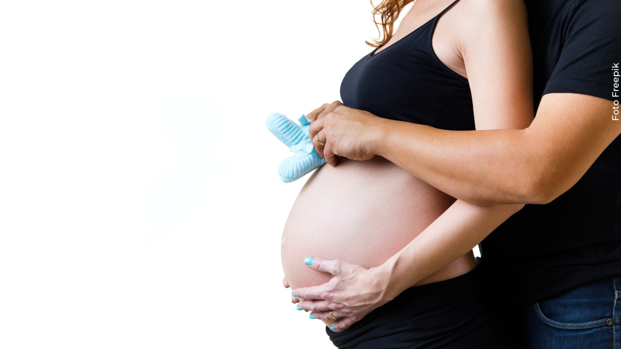 Famosa pareja anuncia embarazo tras dolorosa pérdida: esperan un “bebé arcoíris”